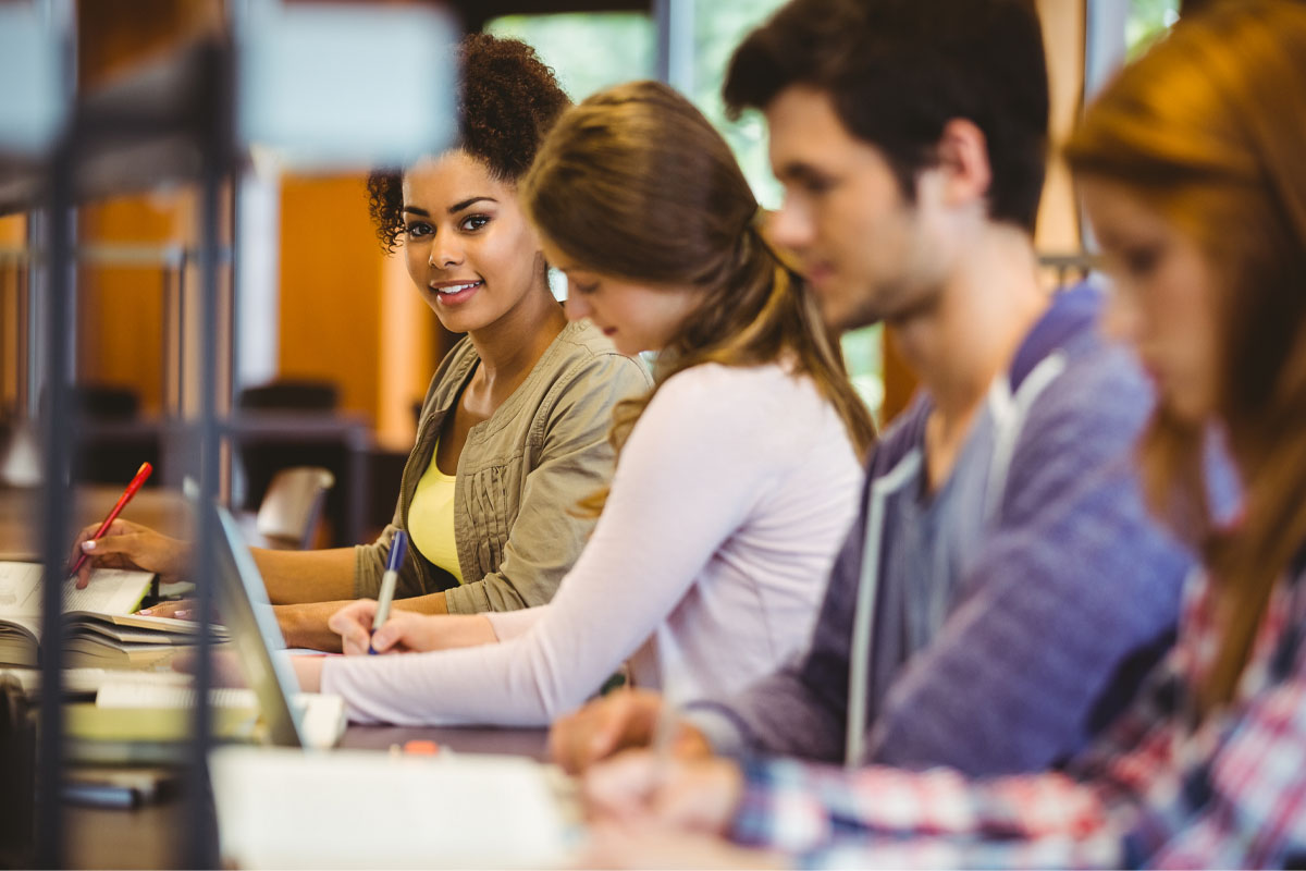 Reduza filas e otimize a secretaria com sistemas de gestão de atendimento para faculdades